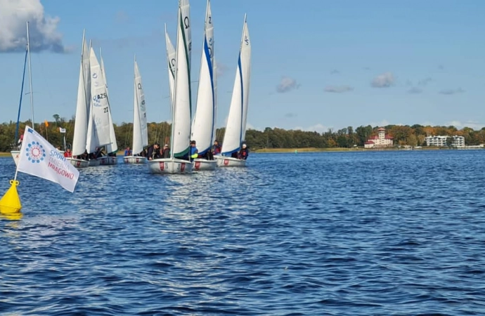 {Na jeziorze Czos w Mrągowie rozpocznie się tegoroczna rywalizacja w ramach Żeglarskiego Grand Prix Warmii i Mazur 2025. W dniach 10–11 maja żeglarze z całej Polski zmierzą się w I Regatach eliminacyjnych Arkodach & Centrum Budowlane Mrągowo Cup, które po raz kolejny łączą siły z Podlaską Ligą Żeglarską. Stawką jest nie tylko prestiż, ale i cenne punkty w klasyfikacji sezonu.}