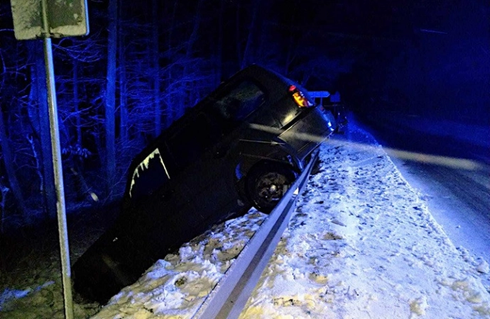 {Warmińsko-mazurscy policjanci informują o dużej liczbie wypadków i kolizji na drogach regionu.}